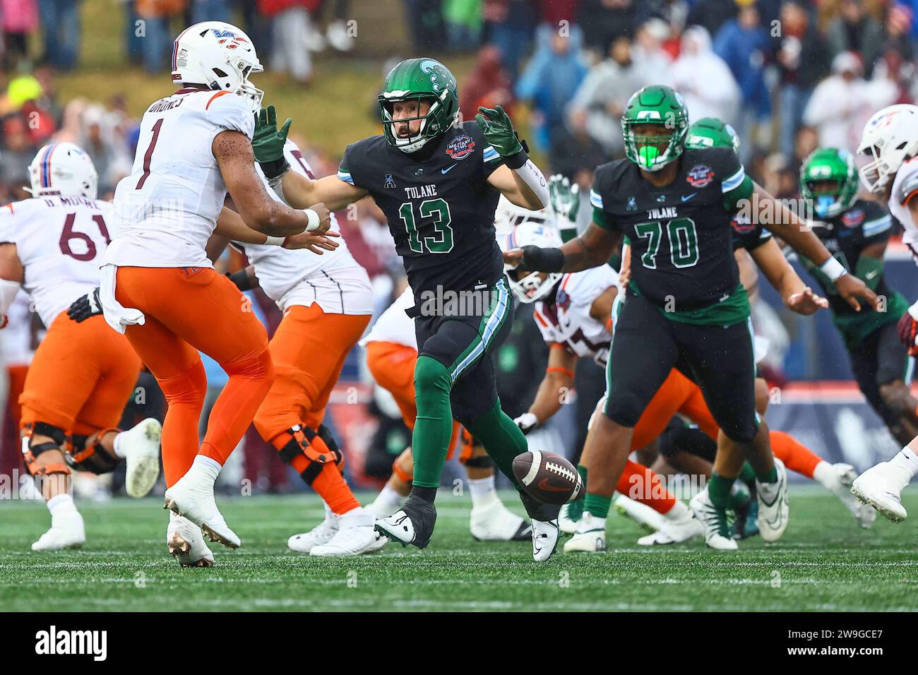 Annapolis, MD, EE.UU.. 27 de diciembre de 2023. TYLER GRUBBS (13) presiona al mariscal de campo de Virginia Tech Hokies KYRON DRONES (1) en el primer trimestre del Military Bowl 2023 el miércoles, DEC. 27 de septiembre de 2023; en el Navy-Marine Corps Memorial Stadium en Annapolis, Maryland (Imagen de crédito: © Saquan Stimpson/ZUMA Press Wire) ¡SOLO USO EDITORIAL! No para USO comercial! Foto de stock