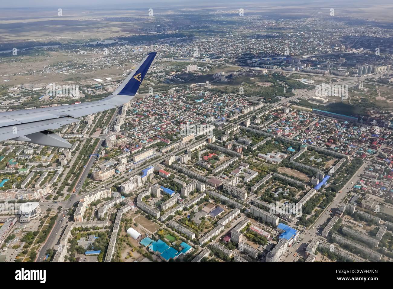 Almaty Kazajistán visto desde la ventana del avión Foto de stock