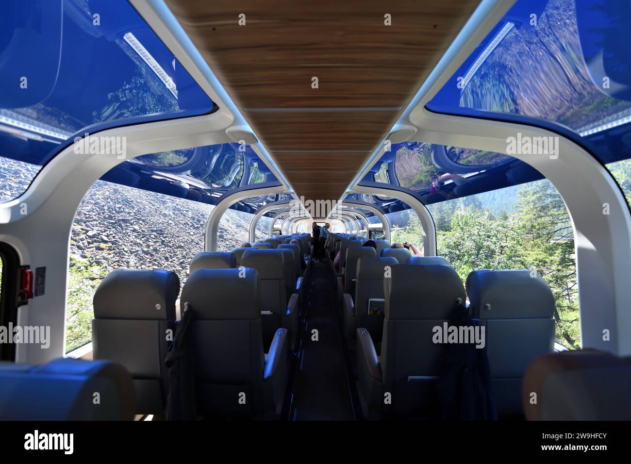 En el interior del carro de lujo de doble cubierta y el coche comedor del tren Rocky Mountaineer con techo de vidrio para la observación extendida Foto de stock