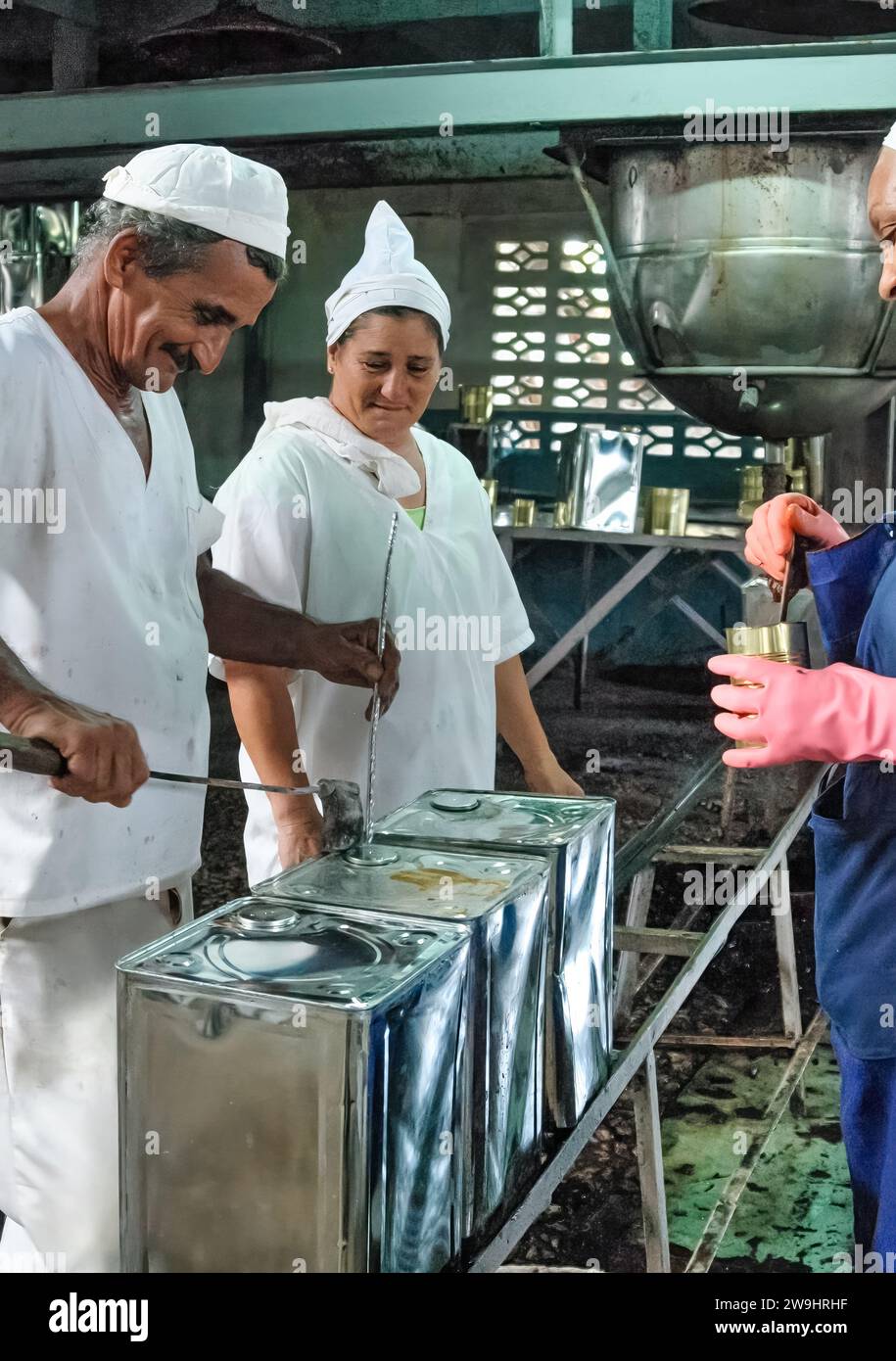 Producción de alimentos: Cuba de soldadura manual de latas de aceite en fábrica. Local artesano cubano producir parte metálica en un taller. Foto de stock