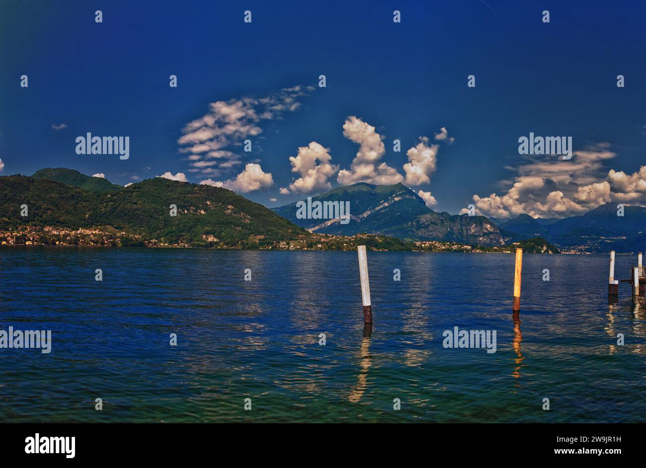 Lago de Como en la región de Lombardía del norte de Italia en las estribaciones de los Alpes. Vistas del paisaje desde una ciudad local, Europa. Foto de stock