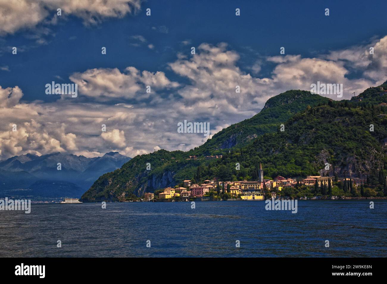 Vista de la ciudad del lago de Como desde un barco en la región de Lombardía del norte de Italia en las estribaciones de los Alpes, Europa. Foto de stock