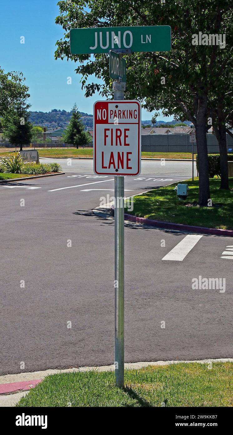 No Estacionamiento, Carril de incendios, Carretera, No, Estacionamiento, dirección: Juno Lane, Foster City, California, San Francisco Bay, americano; EE.UU.; EE.UU. Foto de stock