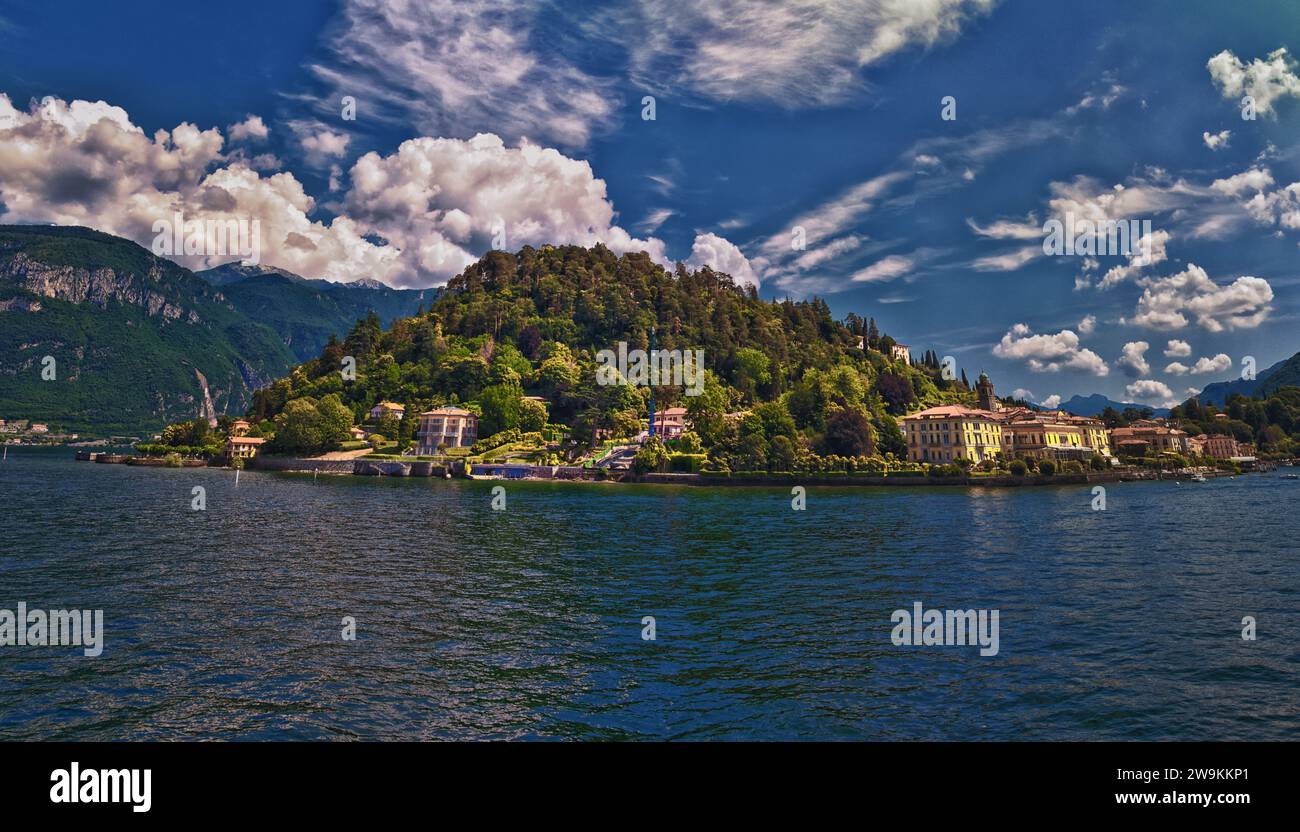 Vista de la ciudad del lago de Como desde un barco en la región de Lombardía del norte de Italia en las estribaciones de los Alpes, Europa. Foto de stock