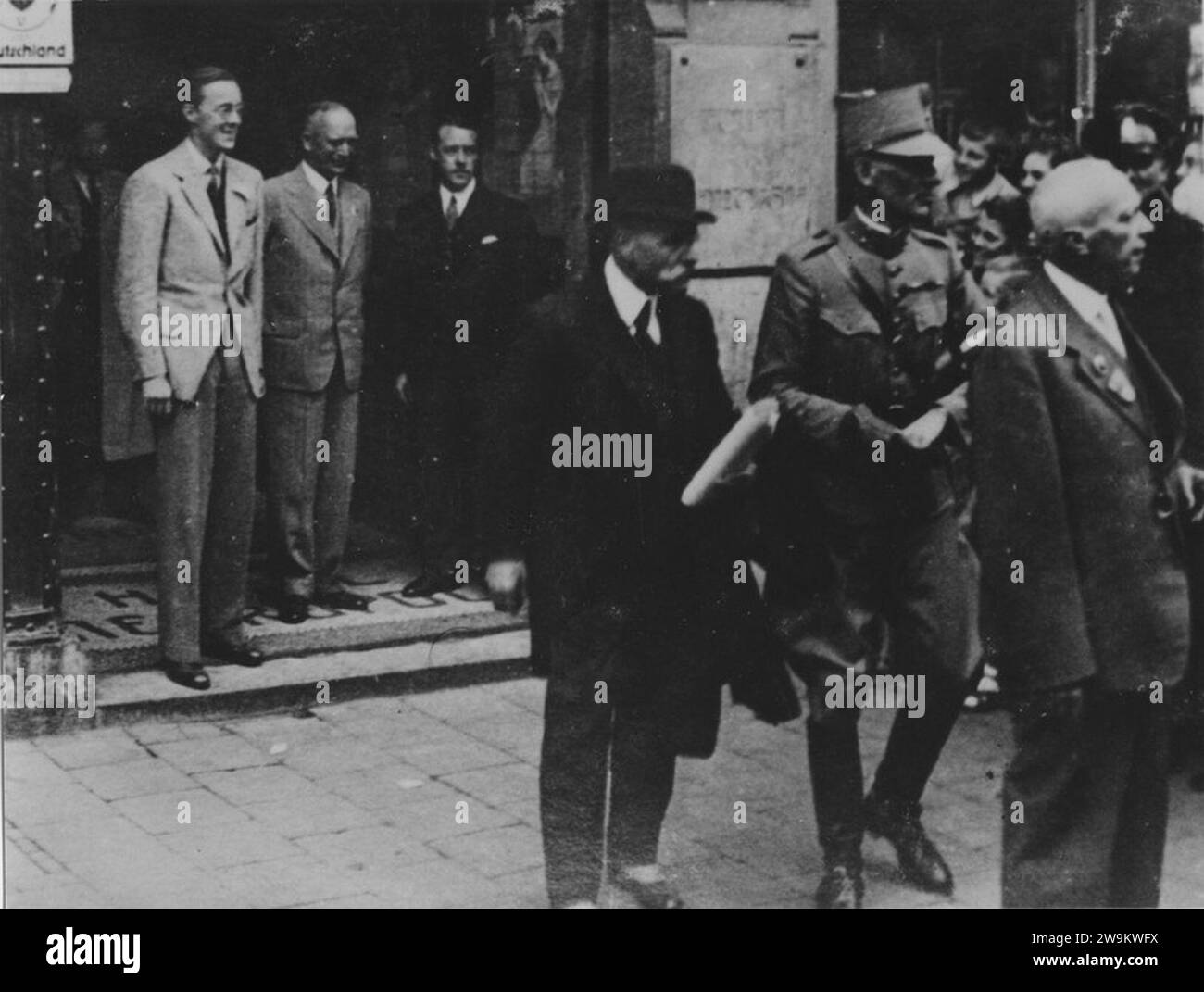ZKH Prins Bernhard verlaat met de vertegenwoordigers van de NBvLO hotel Métropol Foto de stock