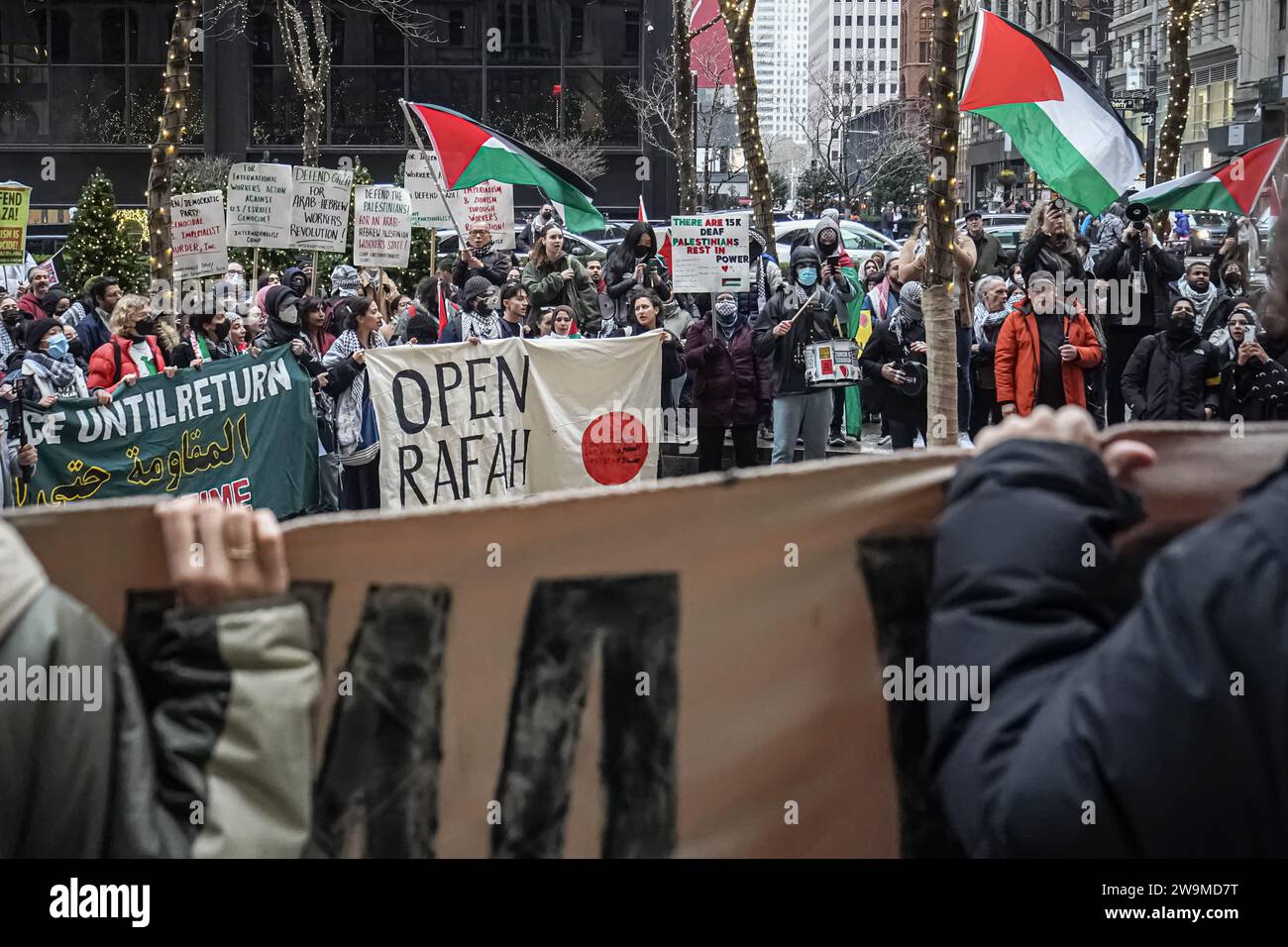 La gente sostiene pancartas, pancartas y banderas durante la