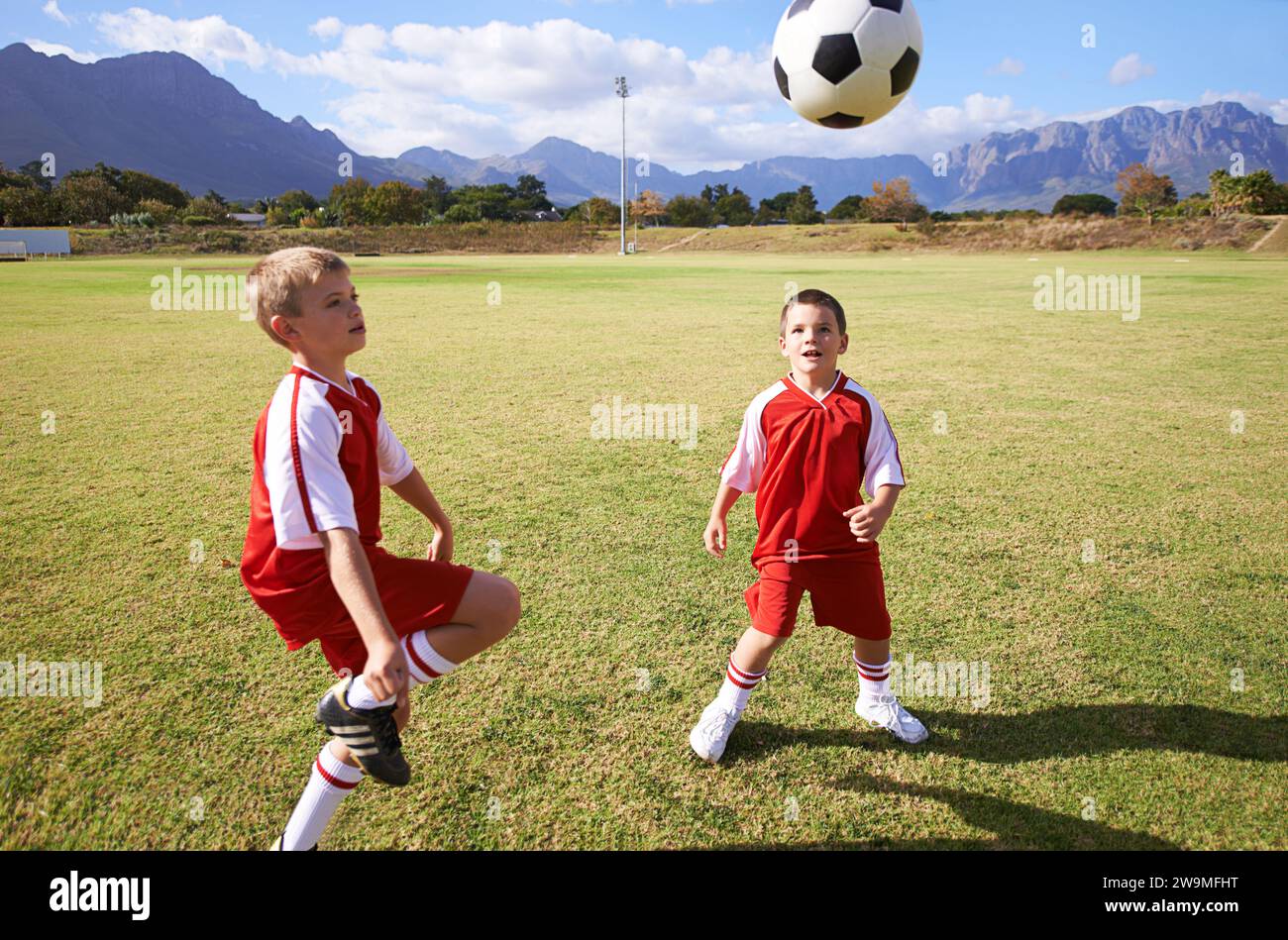 Entrenamiento de fútbol para niños fotografías e imágenes de alta  resolución - Alamy