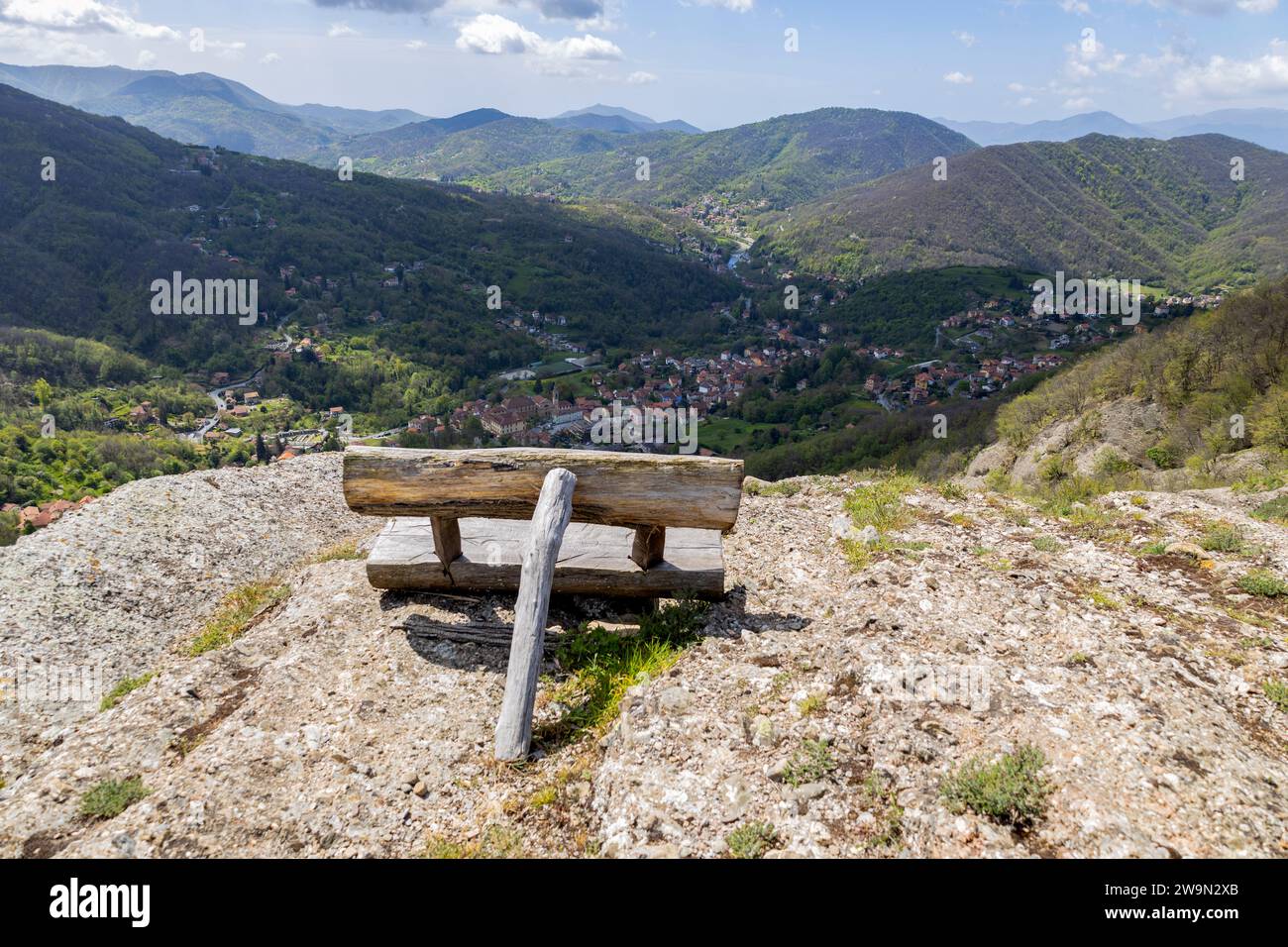 Un banco de madera en la parte superior del monte Pianetto, cerca de Savignone, provincia de Génova, Italia Foto de stock