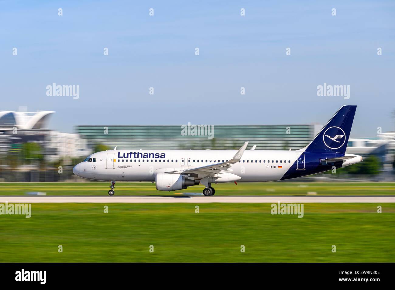 Munich, Alemania - 02 de septiembre. 2023 : Lufthansa Airbus A320-214 con matrícula D-AIWI comienza en la pista sur 26L de la M Foto de stock