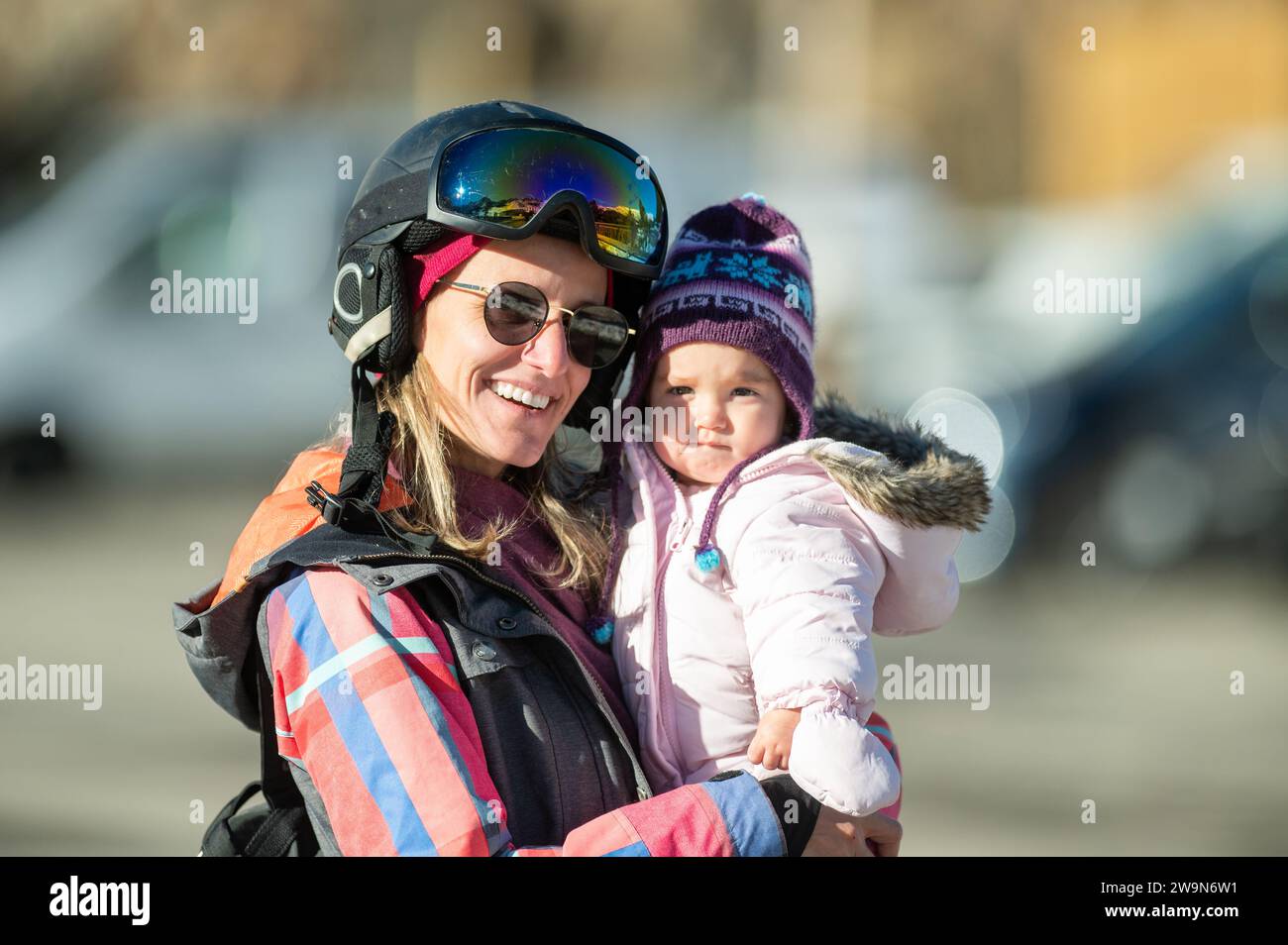 Niña en las pistas de esquí con cascos y gafas de esquí Fotografía de stock  - Alamy