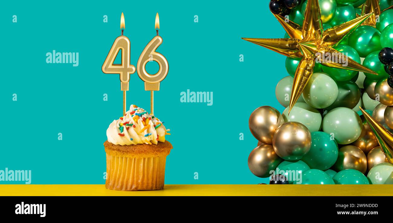 Decoración para 46 años con cupcake y globos - Tarjeta de cumpleaños Foto de stock
