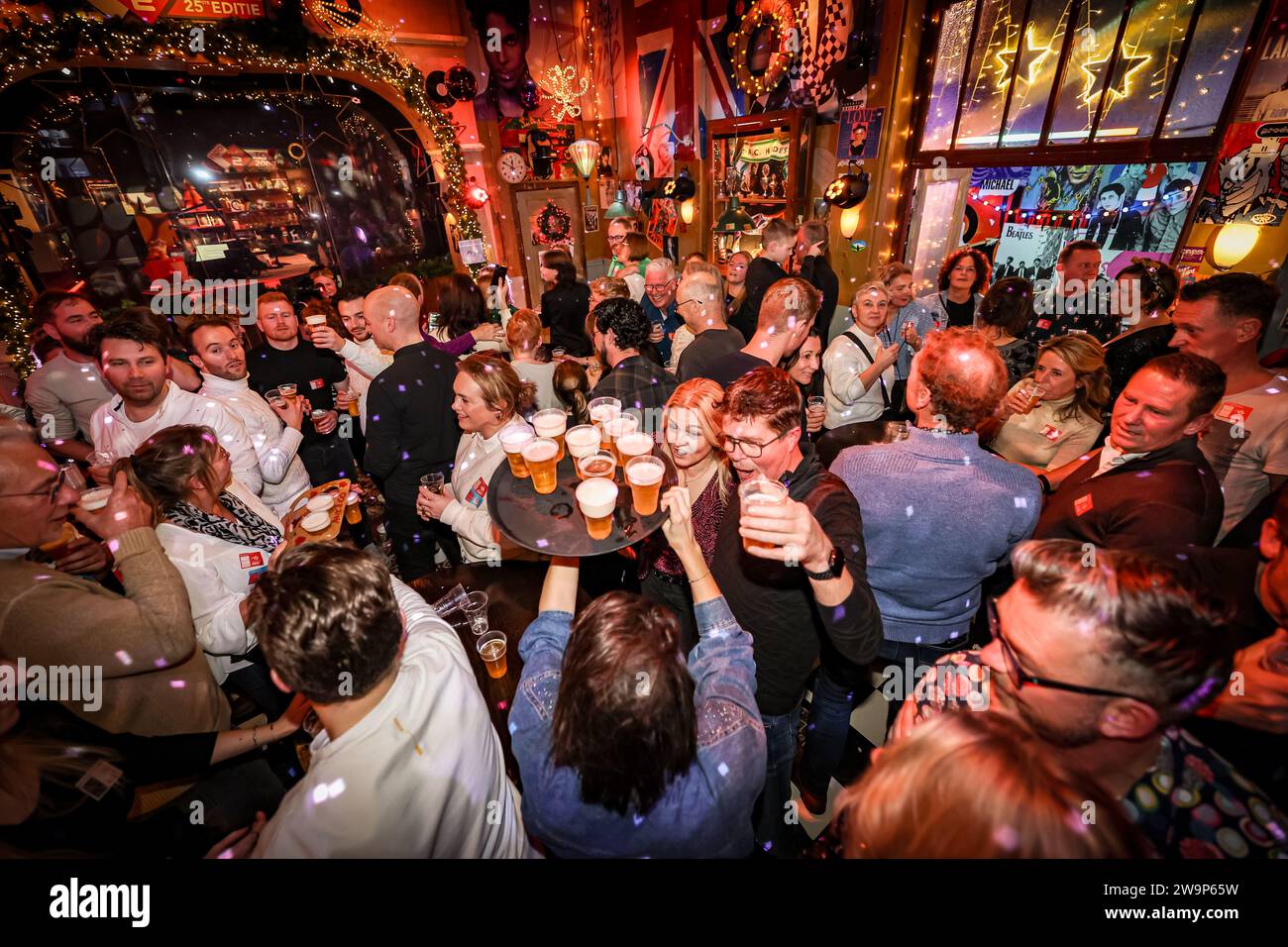 HILVERSUM Audiencia durante la 25ª edición del Top 2000 en el café