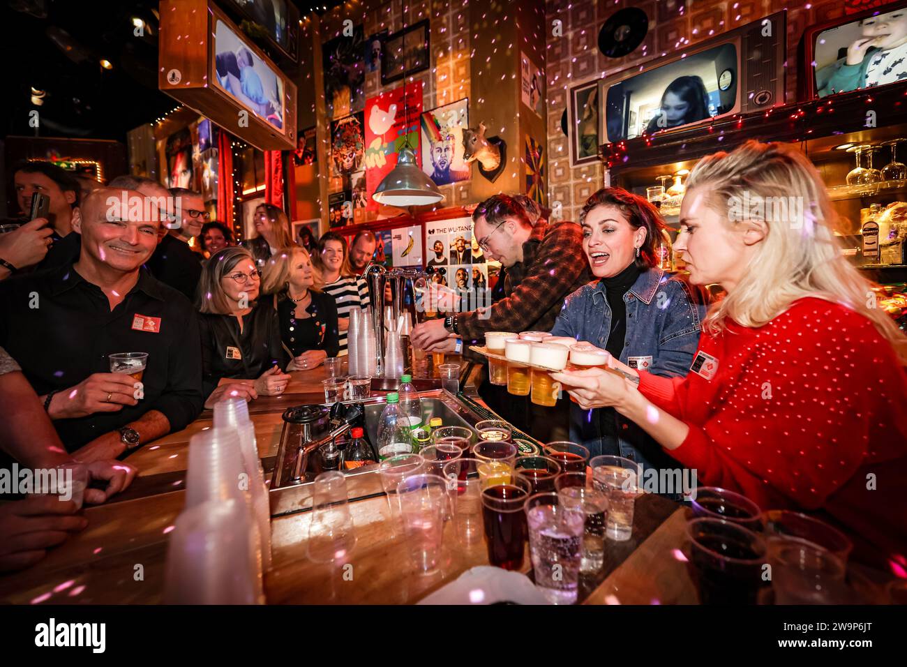 HILVERSUM Audiencia durante la 25ª edición del Top 2000 en el café