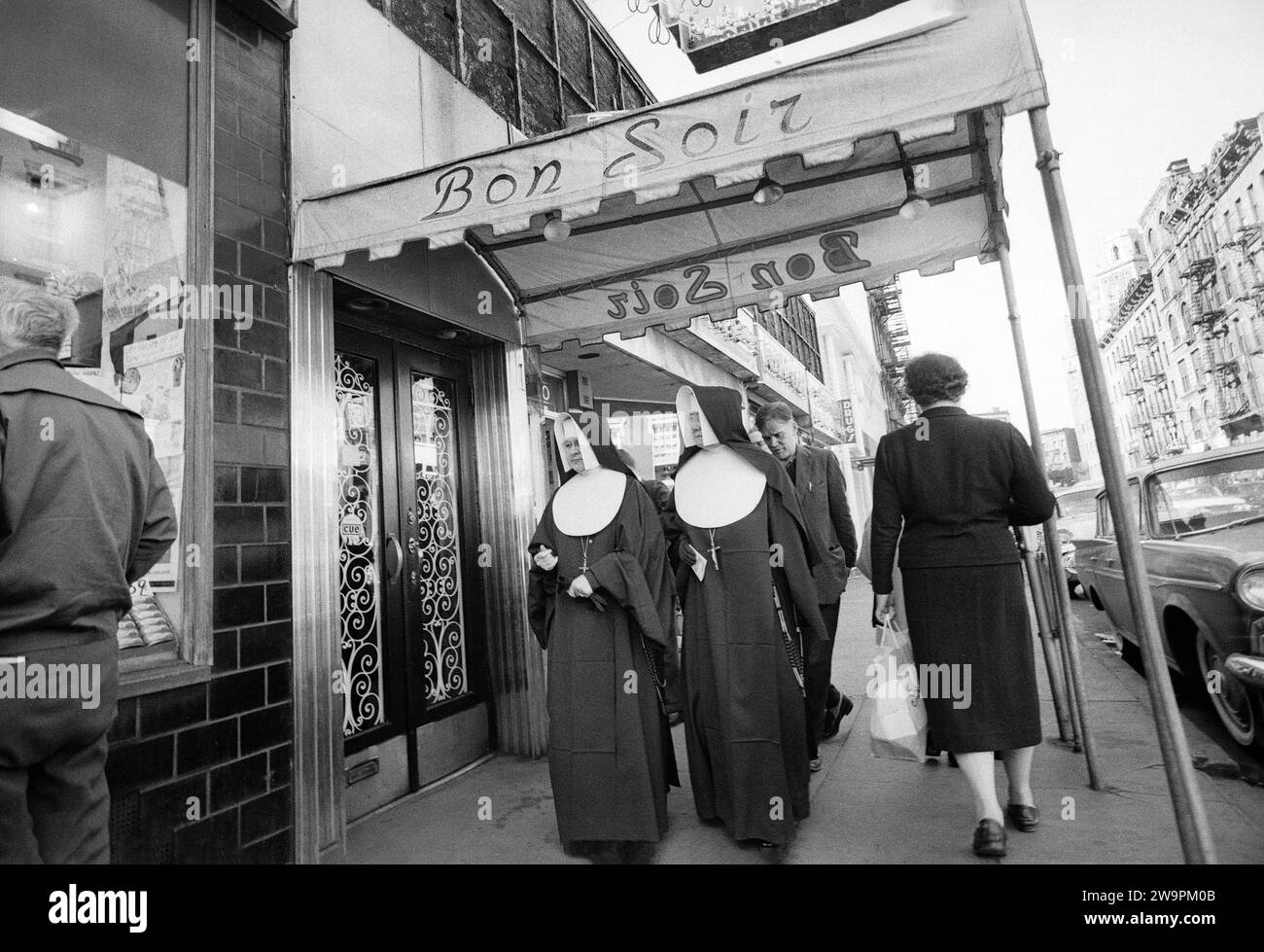 Dos monjas caminando bajo el dosel de entrada al club nocturno Bon Soir, Nueva York, Nueva York, EE.UU., Angelo Rizzuto, colección Anthony Angel, septiembre de 1960 Foto de stock