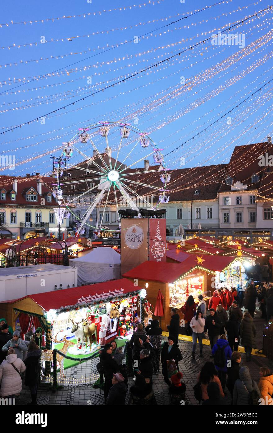 Bonito mercado de Navidad en Piata Mare, la Plaza Grande, en la