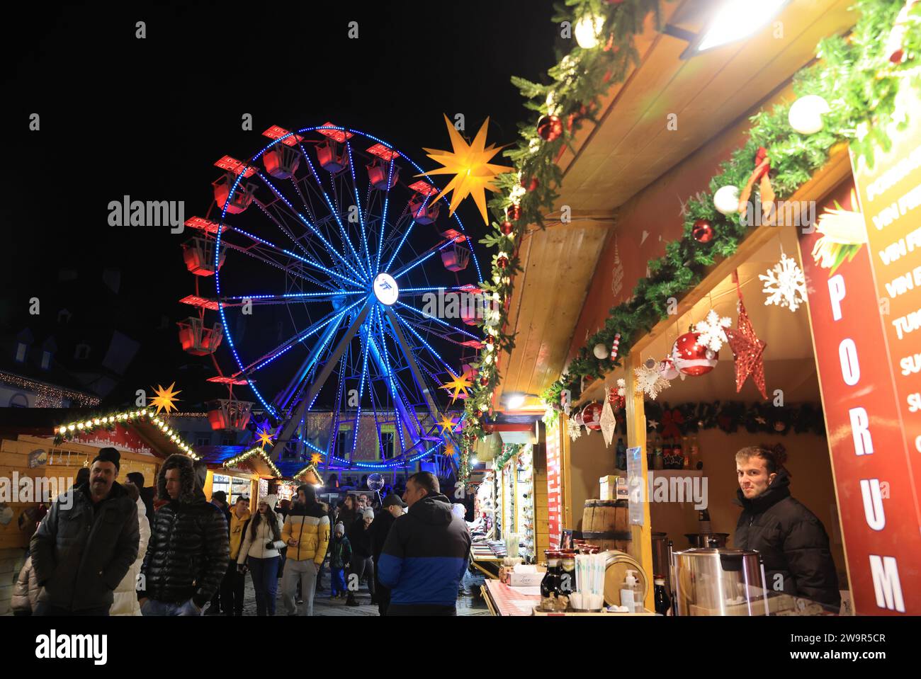 Bonito mercado de Navidad en Piata Mare, la Plaza Grande, en la