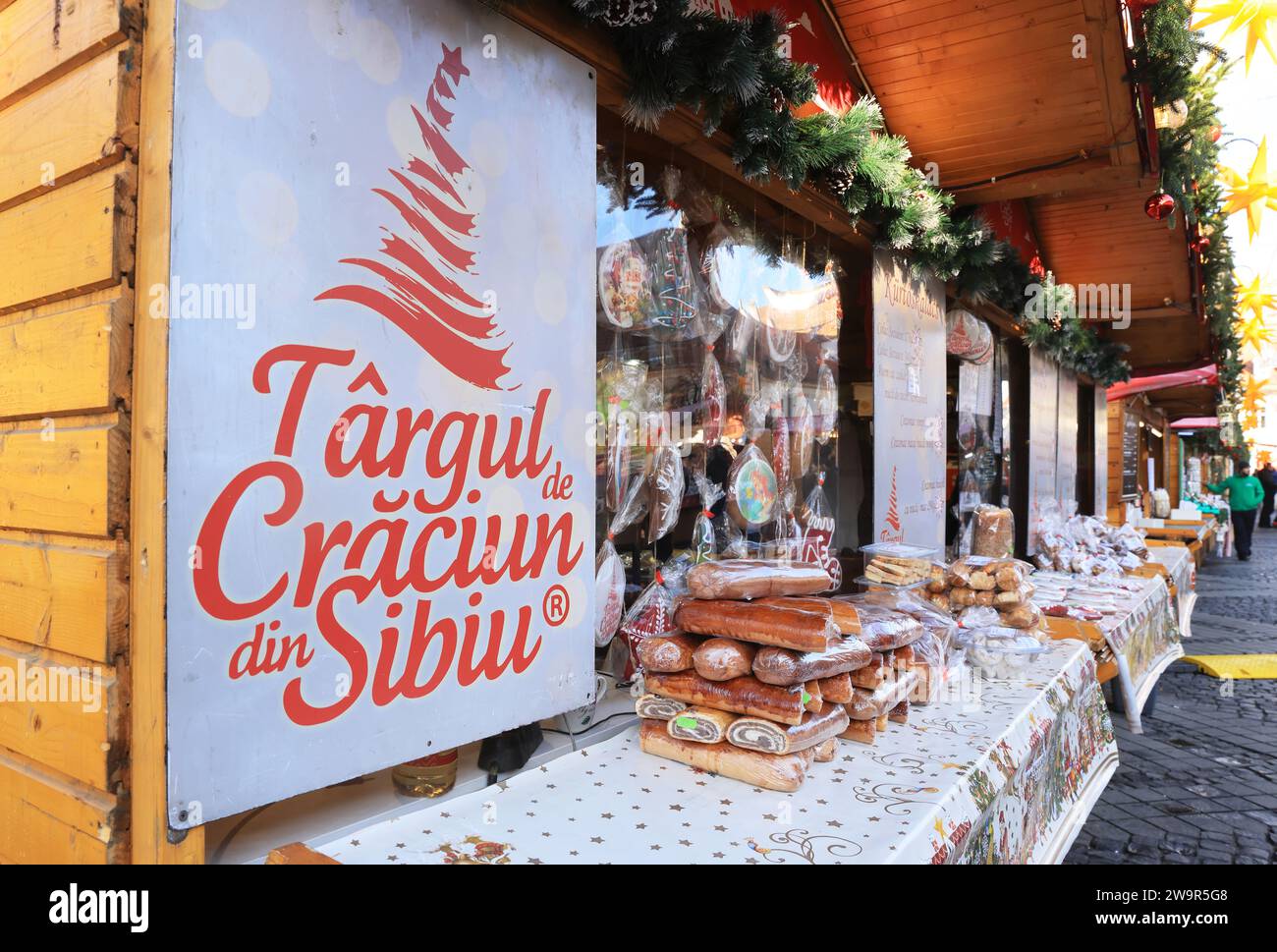 Bonito mercado de Navidad en Piata Mare, la Plaza Grande, en la