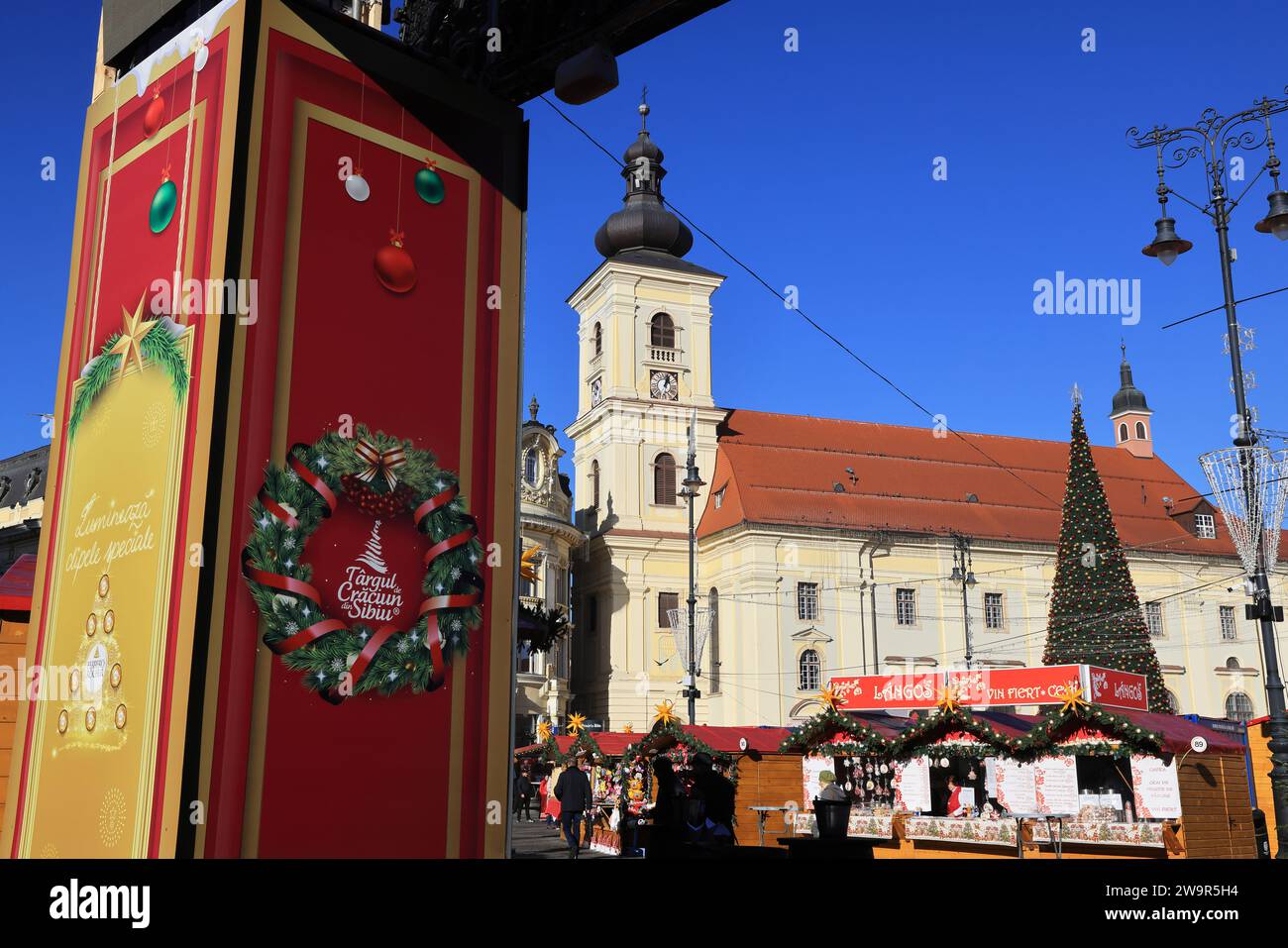 Bonito mercado de Navidad en Piata Mare, la Plaza Grande, en la