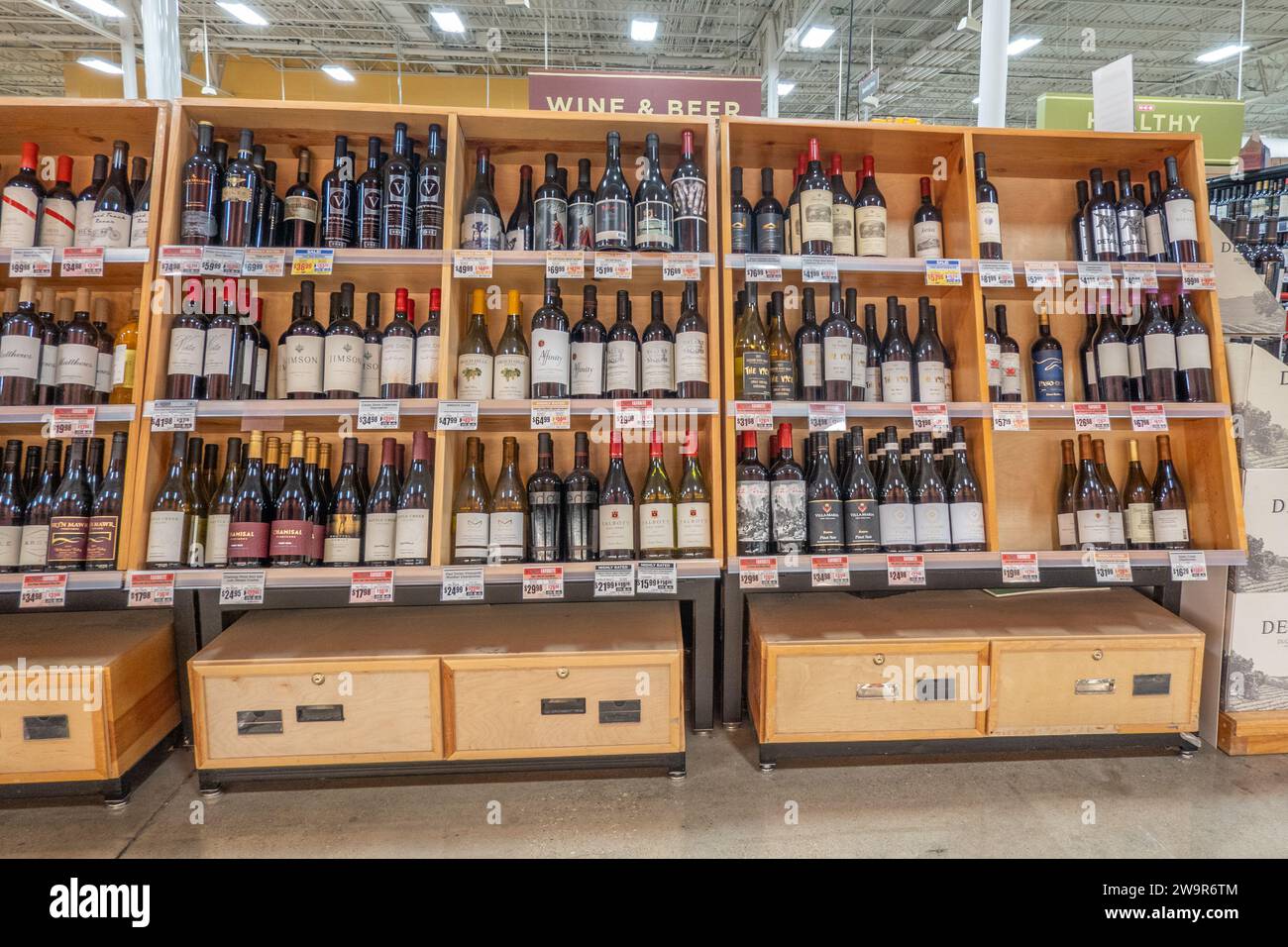 Exhibición del supermercado de la selección del vino en cajas de madera Foto de stock