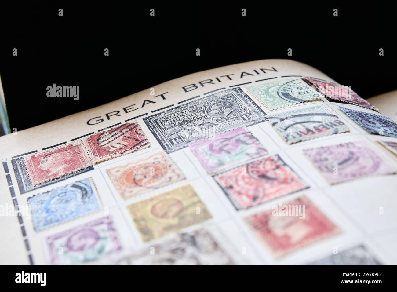 página de sellos coleccionando libro con sellos de gran bretaña a principios del siglo xx Foto de stock