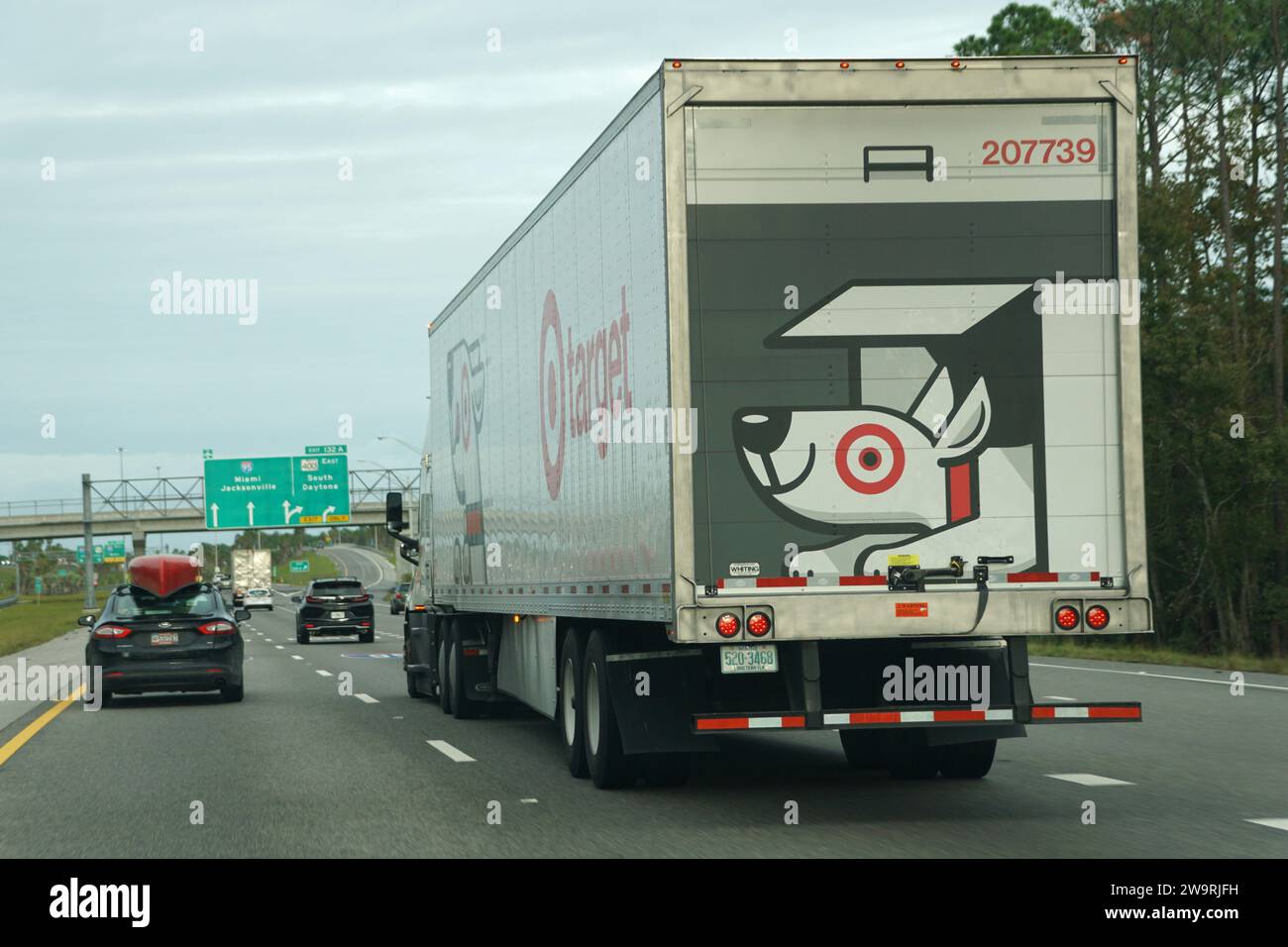 Florida, EE.UU. - 14 de noviembre de 2023 - El camión de carga Target que se mueve en la carretera Foto de stock