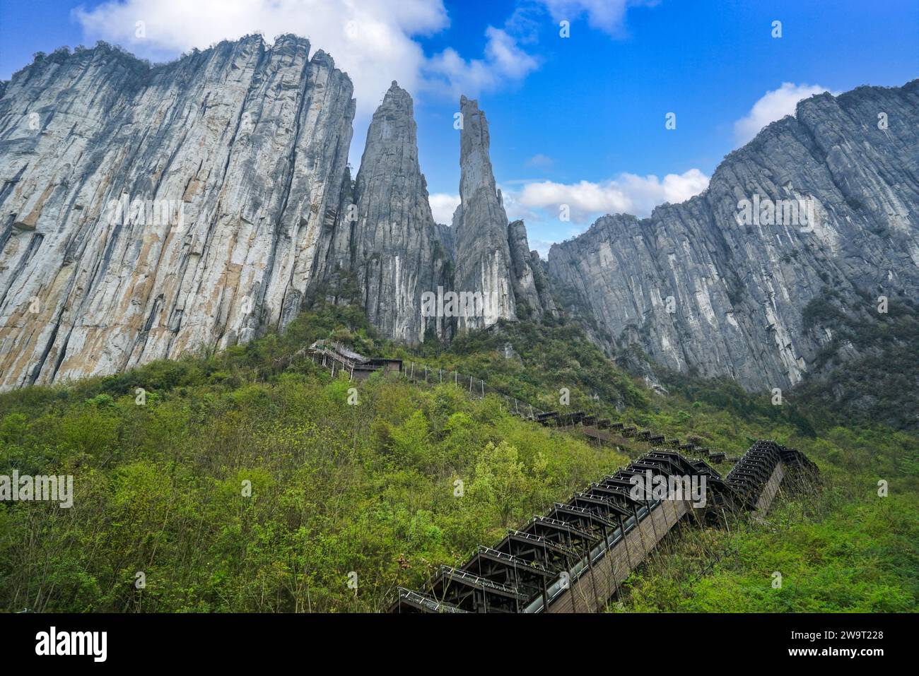 Es conocido como el Museo Natural de Topografía Karst y Maravilla Geológica. Zona escénica del Gran Cañón de Enshi Qixingzhai, ciudad de Enshi, Hubei, China. Foto de stock