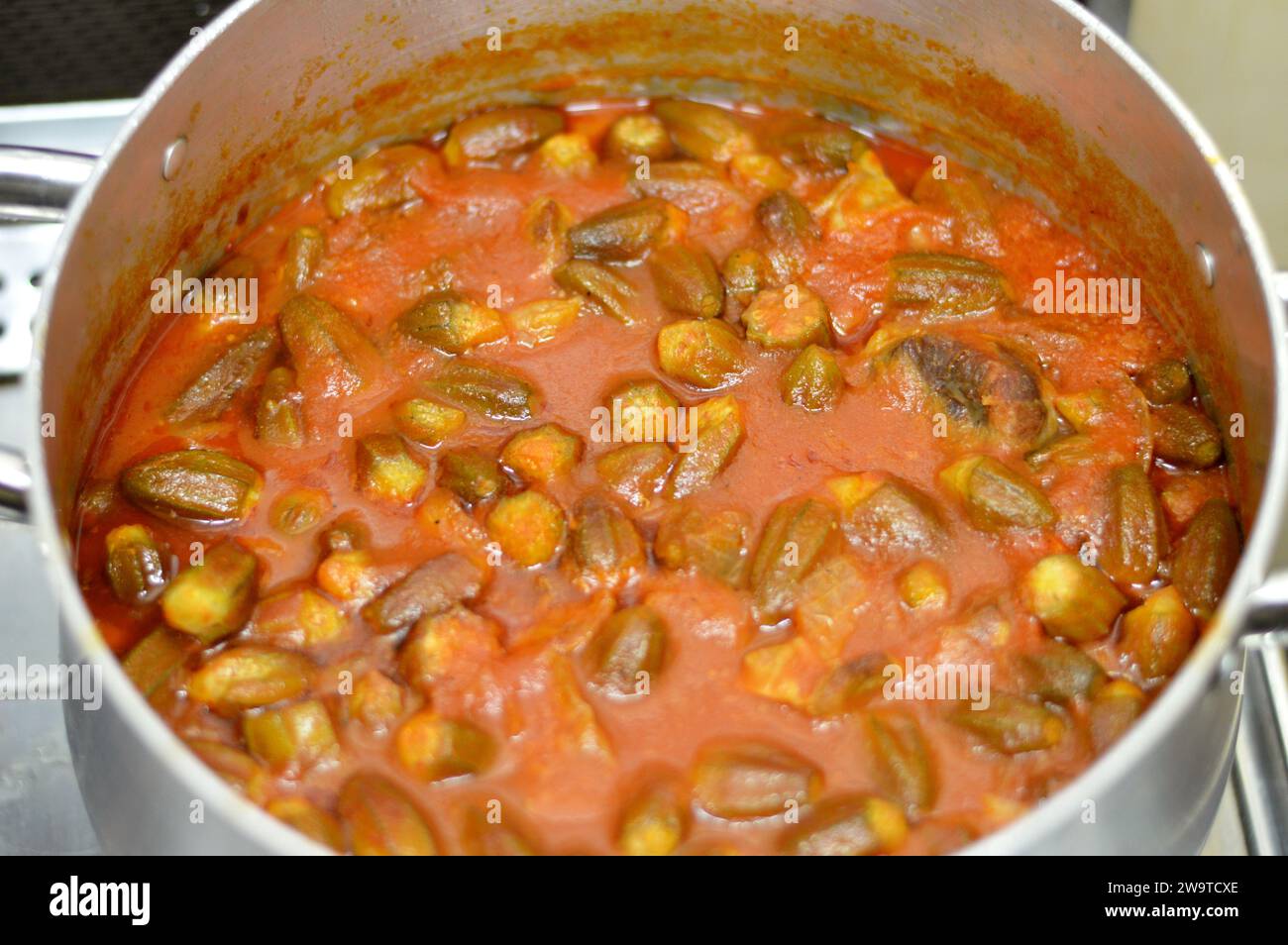 Okra cocida con trozos de carne de res y salsa de tomate, Bamia, Bamya o Okro es Abelmoschus esculentus, conocido en muchos países de habla inglesa como damas Foto de stock