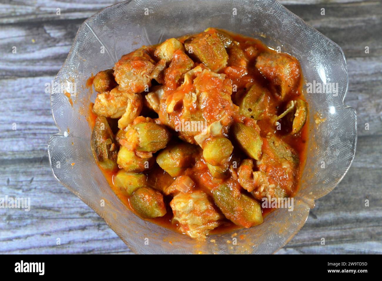 Okra cocida con trozos de carne de res y salsa de tomate, Bamia, Bamya o Okro es Abelmoschus esculentus, conocido en muchos países de habla inglesa como damas Foto de stock