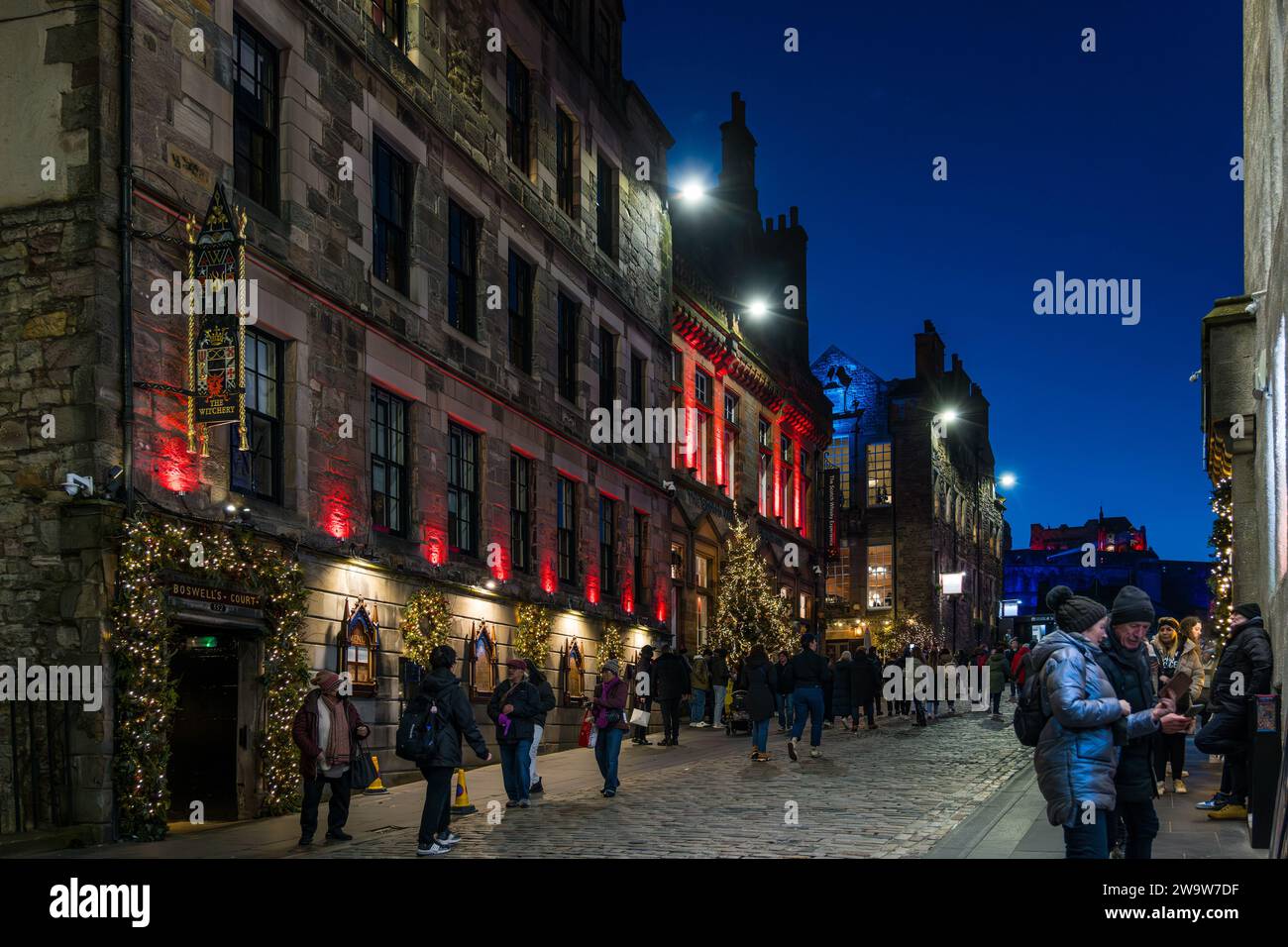 La brujería y la Royal Mile se iluminaron por la noche en Navidad, Edimburgo, Escocia, Reino Unido Foto de stock