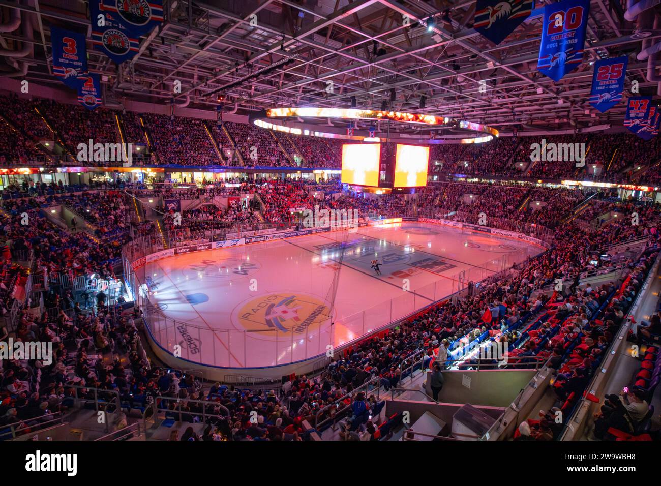 Agotado SAP Arena en el juego entre Adler Mannheim y los Tiburones de Colonia en el DEL. Los juegos en Navidad son tradicionalmente muy bien atten Foto de stock