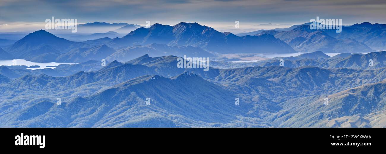 Vista del lago Burbury y la interminable gama azul de la costa oeste desde la cumbre del Cap de los franceses, el Parque Nacional Franklin-Gordon Wild Rivers, Tasmania, Australia Foto de stock