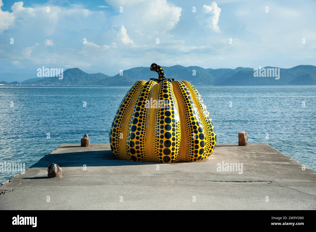 Una vista de cerca de la icónica obra de Yayoi Kusama de calabaza amarilla manchada en Naoshima, conocida como la isla de arte de Japón, en la prefectura de Kagawa. Foto de stock