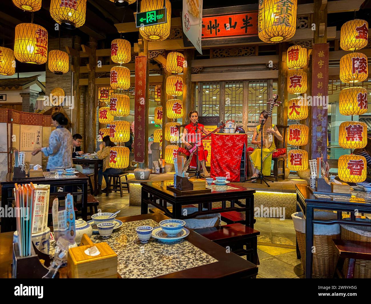 Bejiing, China, Mujeres, Personas dentro de las mesas, Interiores contemporáneos, músicos en el escenario, Beijing APM, restaurante chino tradicional, 'Nan Jing Pa Pai Foto de stock