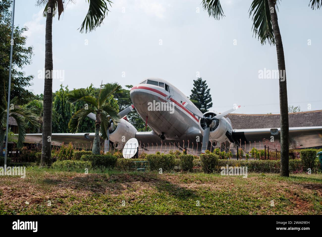 Yakarta, Indonesia - 2 de octubre de 2023: Avión retirado en Green Field Foto de stock