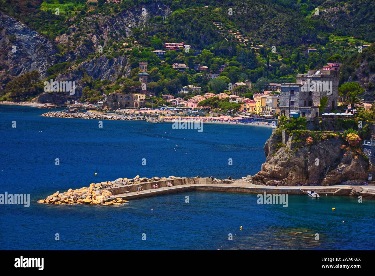 Vistas de Cinque Terre desde rutas de senderismo de pueblos costeros en la costa de la Riviera italiana. Liguria, Italia, Europa. 2023 Verano. Foto de stock