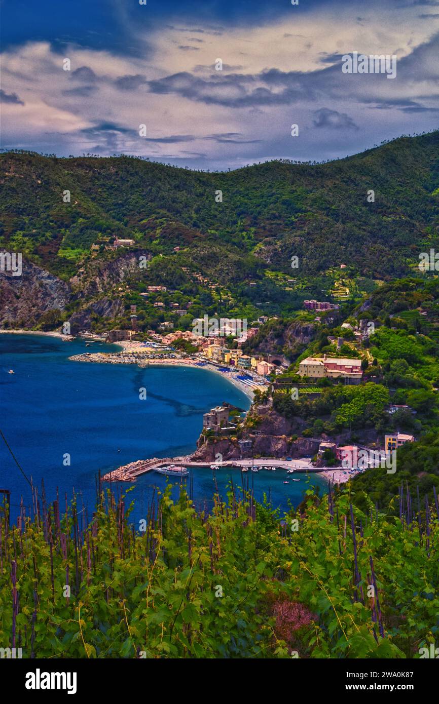 Vistas de Cinque Terre desde rutas de senderismo de pueblos costeros en la costa de la Riviera italiana. Liguria, Italia, Europa. 2023 Verano. Foto de stock