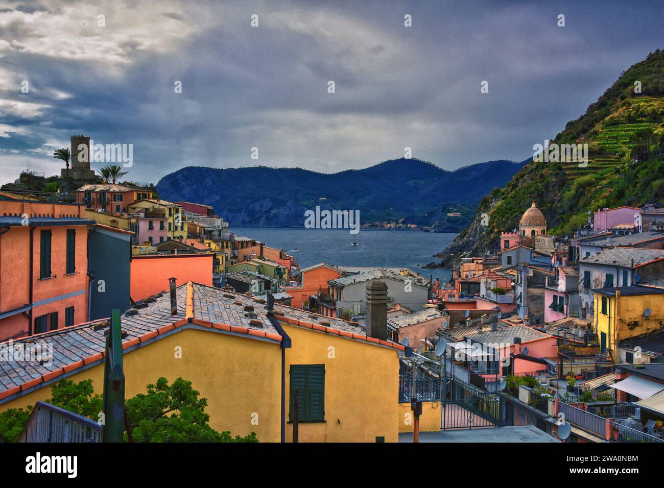 Vistas de Cinque Terre desde rutas de senderismo de pueblos costeros en la costa de la Riviera italiana. Liguria, Italia, Europa. 2023 Verano. Foto de stock