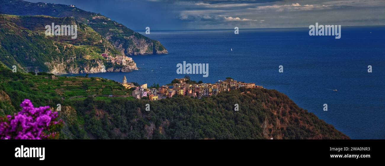 Vistas de Cinque Terre desde rutas de senderismo de pueblos costeros en la costa de la Riviera italiana. Liguria, Italia, Europa. 2023 Verano. Foto de stock