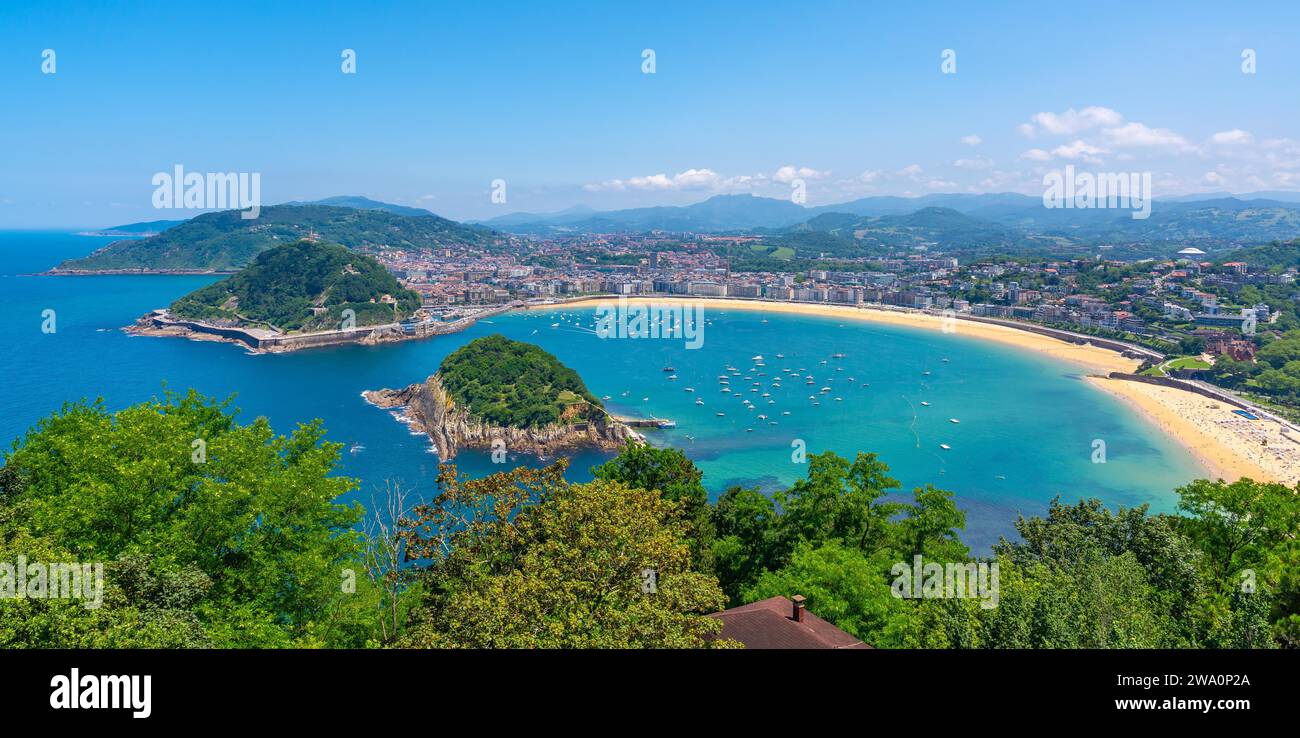 Vista aérea panorámica de la playa de la ciudad de San Sebastián desde el monte Igeldo, Gipuzkoa. País Vasco Foto de stock
