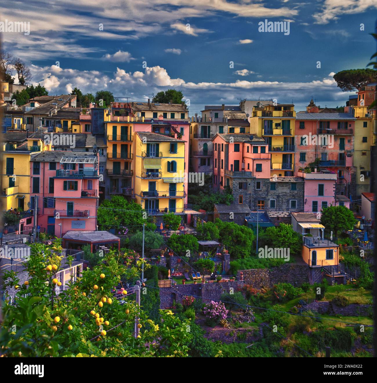 Vistas de Cinque Terre desde rutas de senderismo de pueblos costeros en la costa de la Riviera italiana. Liguria, Italia, Europa. 2023 Verano. Foto de stock