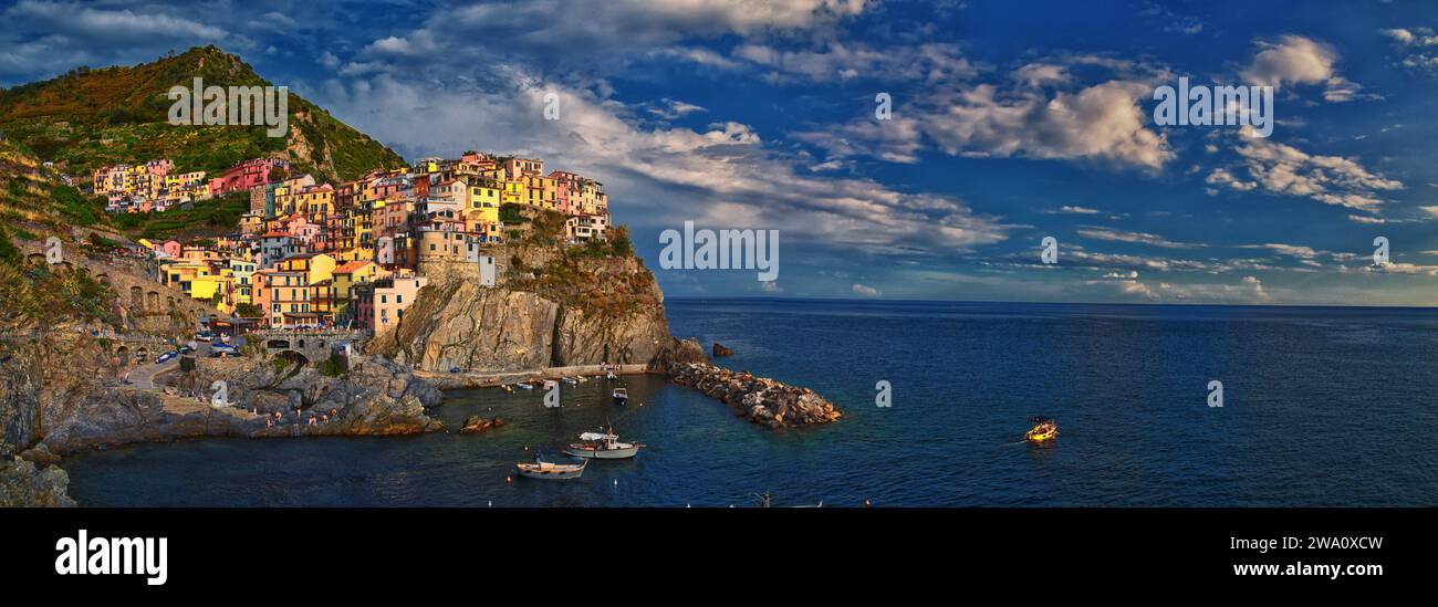 Vistas de Cinque Terre desde rutas de senderismo de pueblos costeros en la costa de la Riviera italiana. Liguria, Italia, Europa. 2023 Verano. Foto de stock