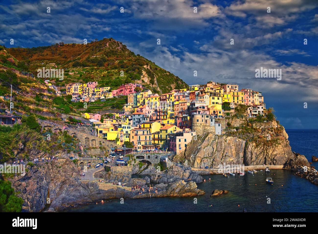 Vistas de Cinque Terre desde rutas de senderismo de pueblos costeros en la costa de la Riviera italiana. Liguria, Italia, Europa. 2023 Verano. Foto de stock