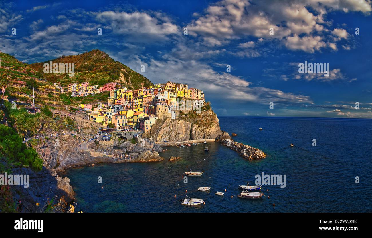 Vistas de Cinque Terre desde rutas de senderismo de pueblos costeros en la costa de la Riviera italiana. Liguria, Italia, Europa. 2023 Verano. Foto de stock