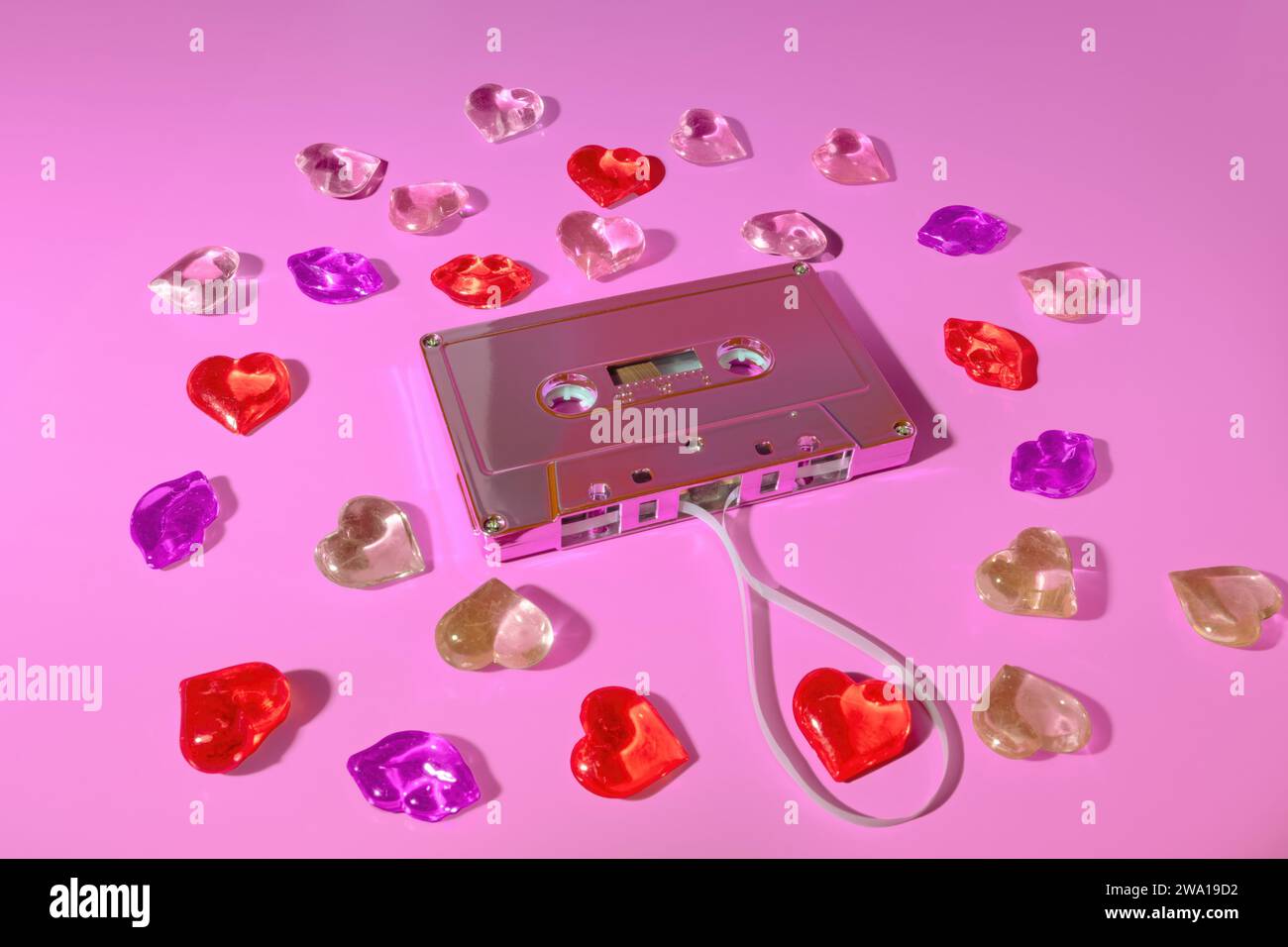 Concepto de lista de reproducción de canciones de amor, concepto de cinta de casete de música retro rodeado de labios y corazones rojos, mezcla de cinta, cinta mezclada de San Valentín Foto de stock