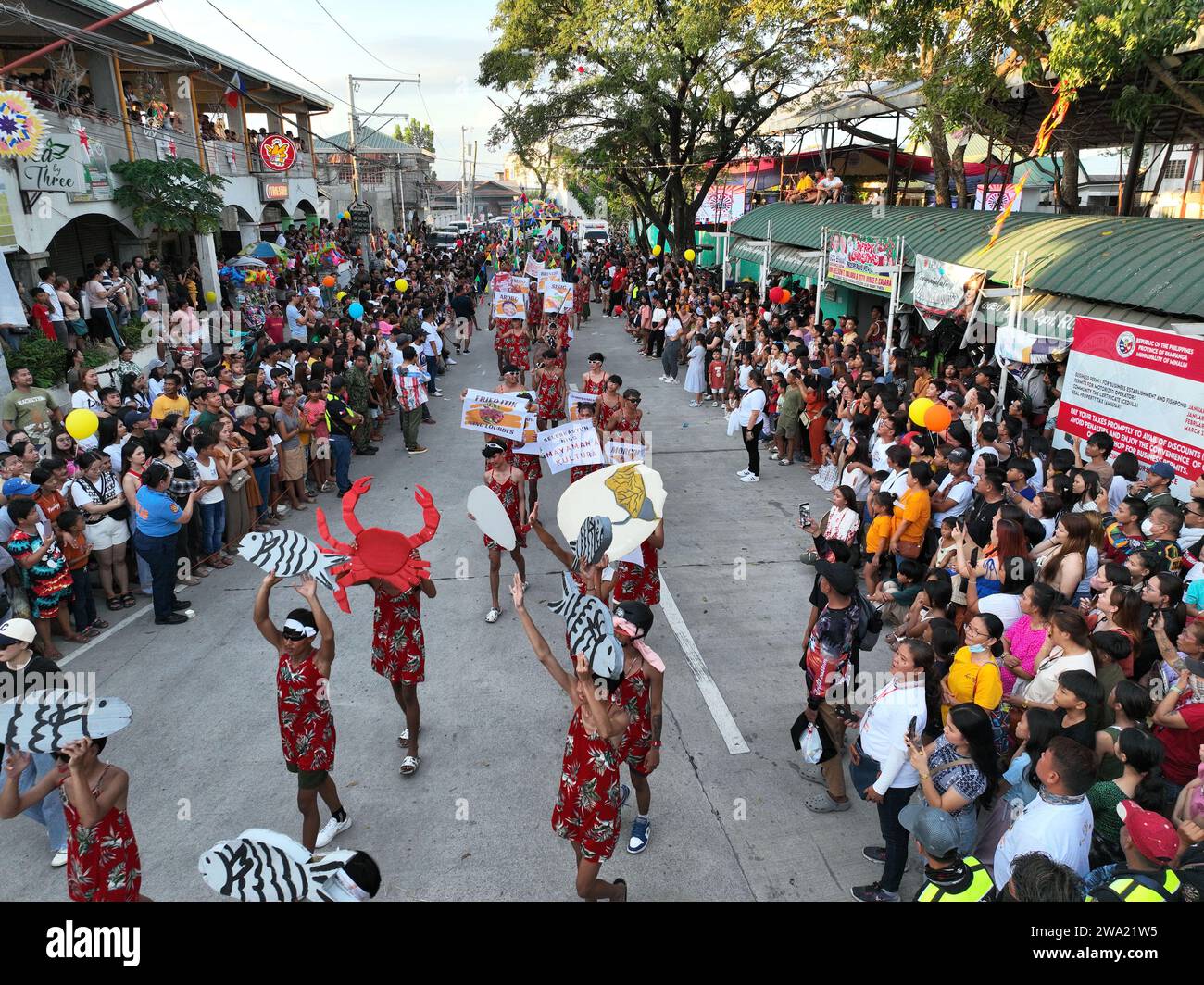 Minalin, Filipinas. 1 de enero de 2024. Los hombres de verdad se cruzan ...