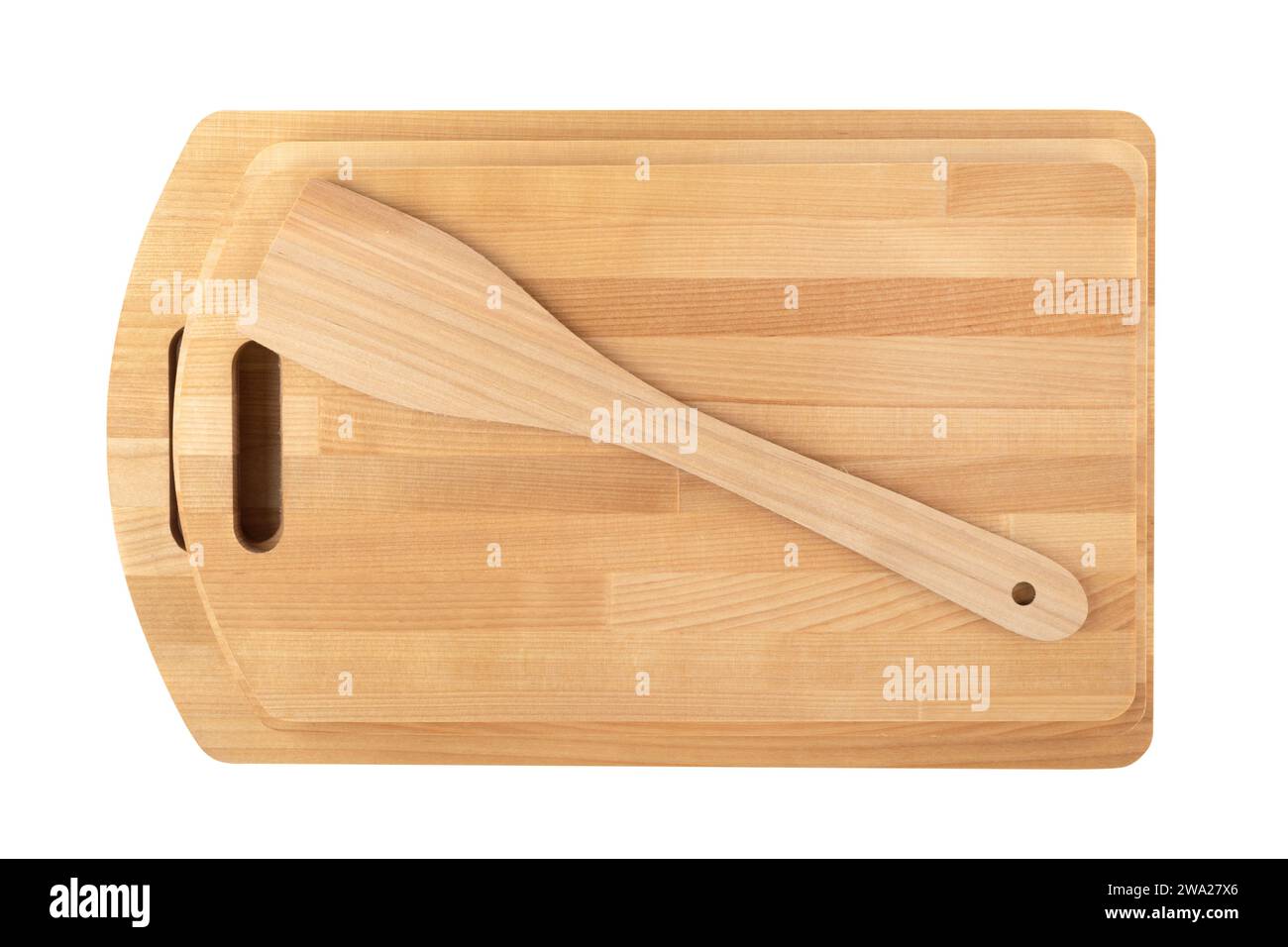 Tabla de cortar con papel de cocina sobre fondo de madera, espacio
