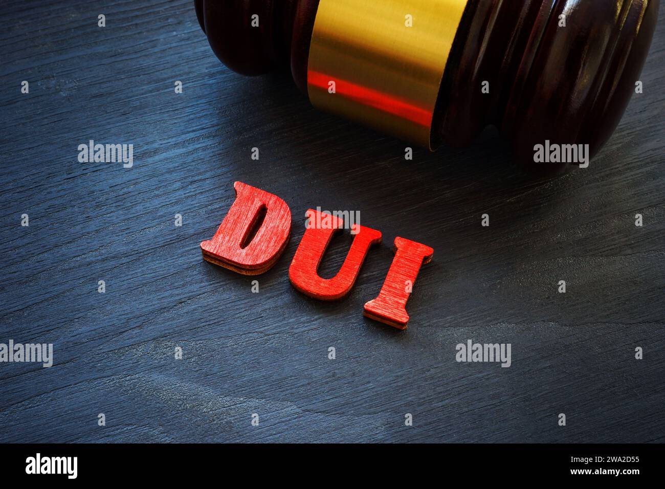 Letras DUI conducir bajo la influencia y martillo. Foto de stock