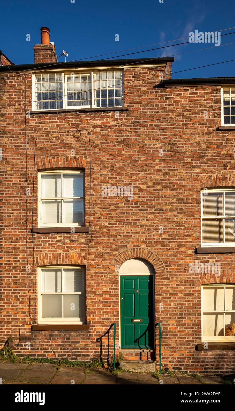 Reino Unido, Inglaterra, Cheshire, Macclesfield, Paradise Street, casa de tejedores adosados restaurada con garret del 3er piso Foto de stock