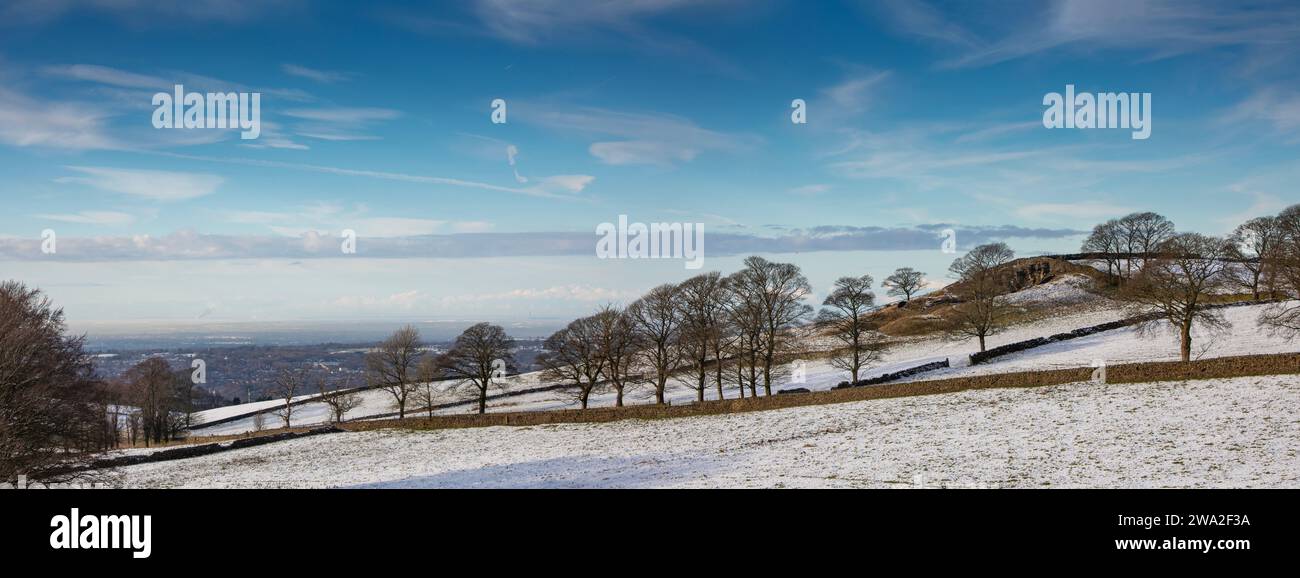 Reino Unido, Inglaterra, Cheshire, Macclesfield, vista panorámica elevada de Macclesfield desde Tegg's Nose Country Park en invierno Foto de stock