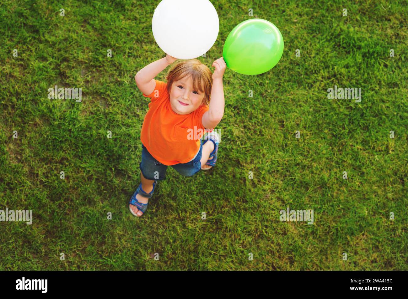 Adorable Niño Asiático De Cuatro Años Celebrando Su Cumpleaños Sosteniendo  El Globo Azul Número 4 Sobre Fondo Naranja Con Recorte Imagen de archivo -  Imagen de camino, muchacho: 166927229